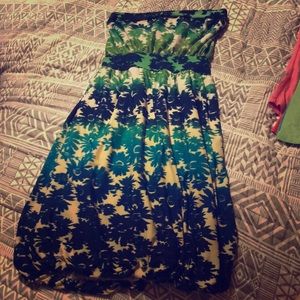 I’m selling this sundress medium in size.